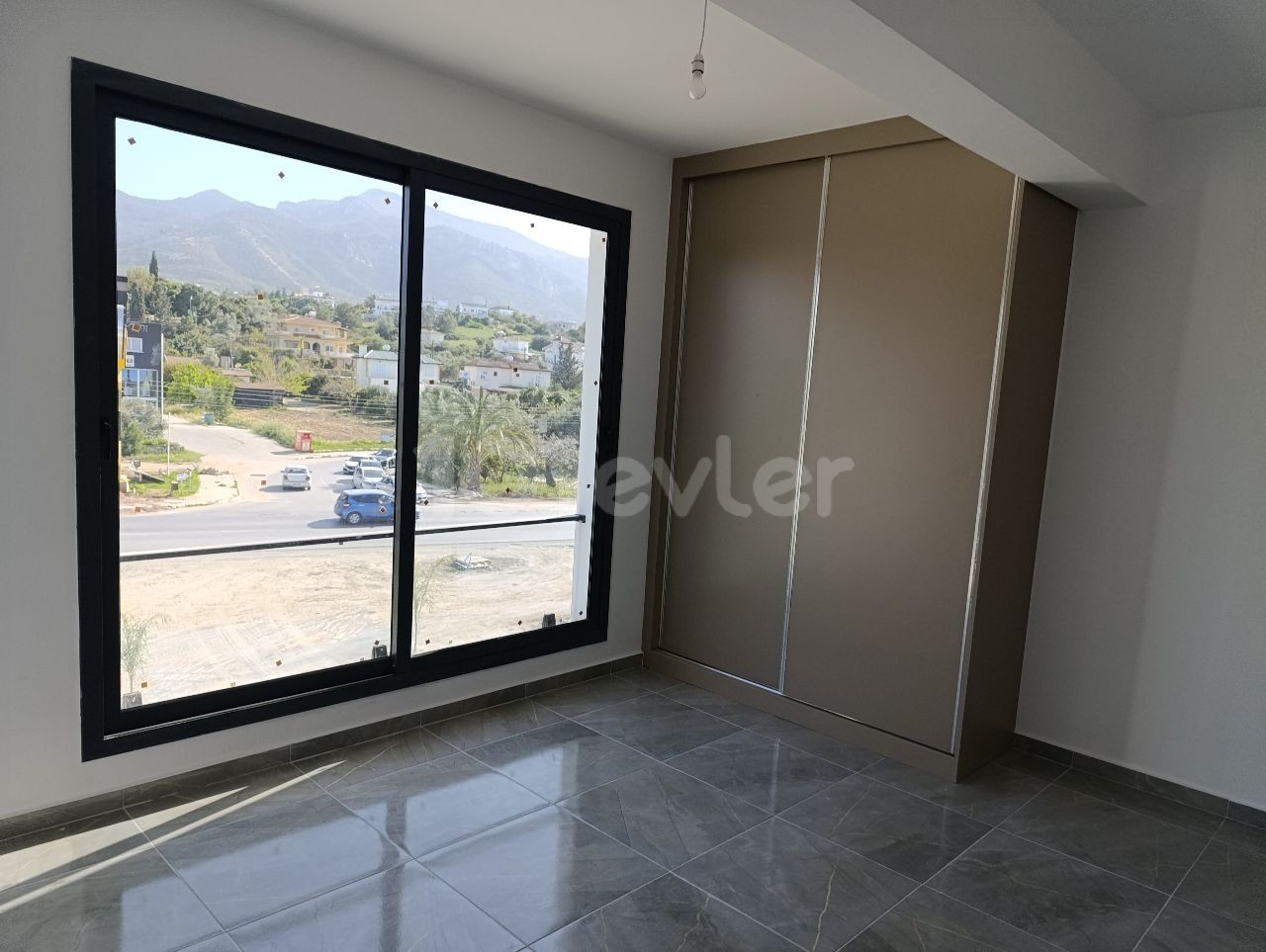 2+1 flat for rent with commercial permit on the main road in Kyrenia Çatalköy.