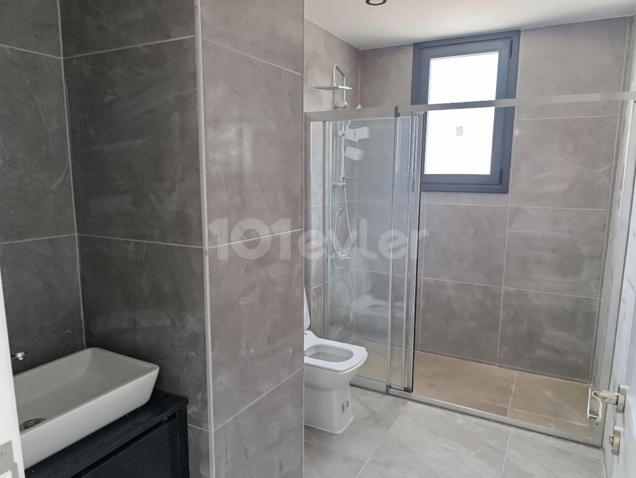 2+1 flat for rent with commercial permit on the main road in Kyrenia Çatalköy.