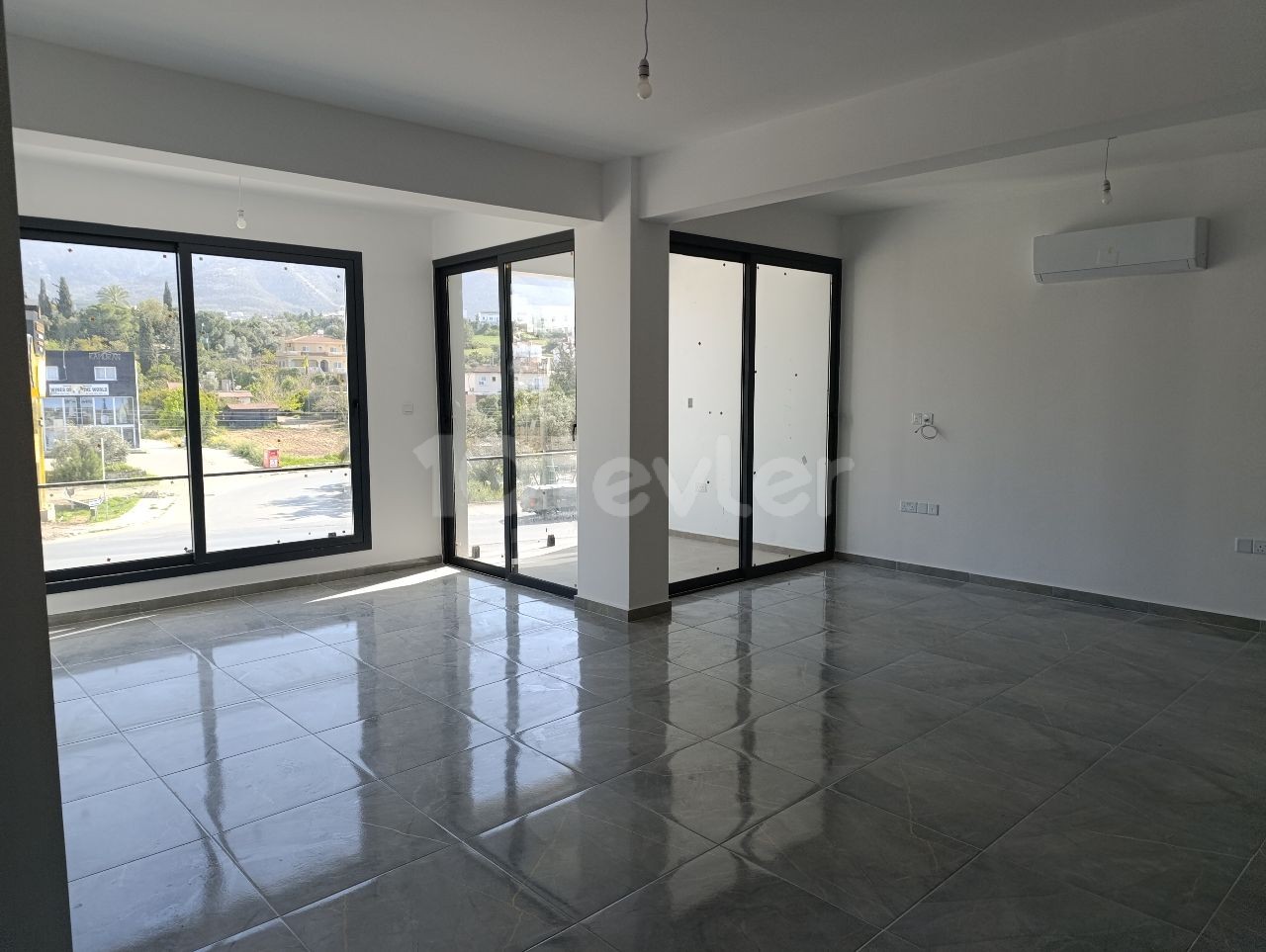 2+1 flat for rent with commercial permit on the main road in Kyrenia Çatalköy.