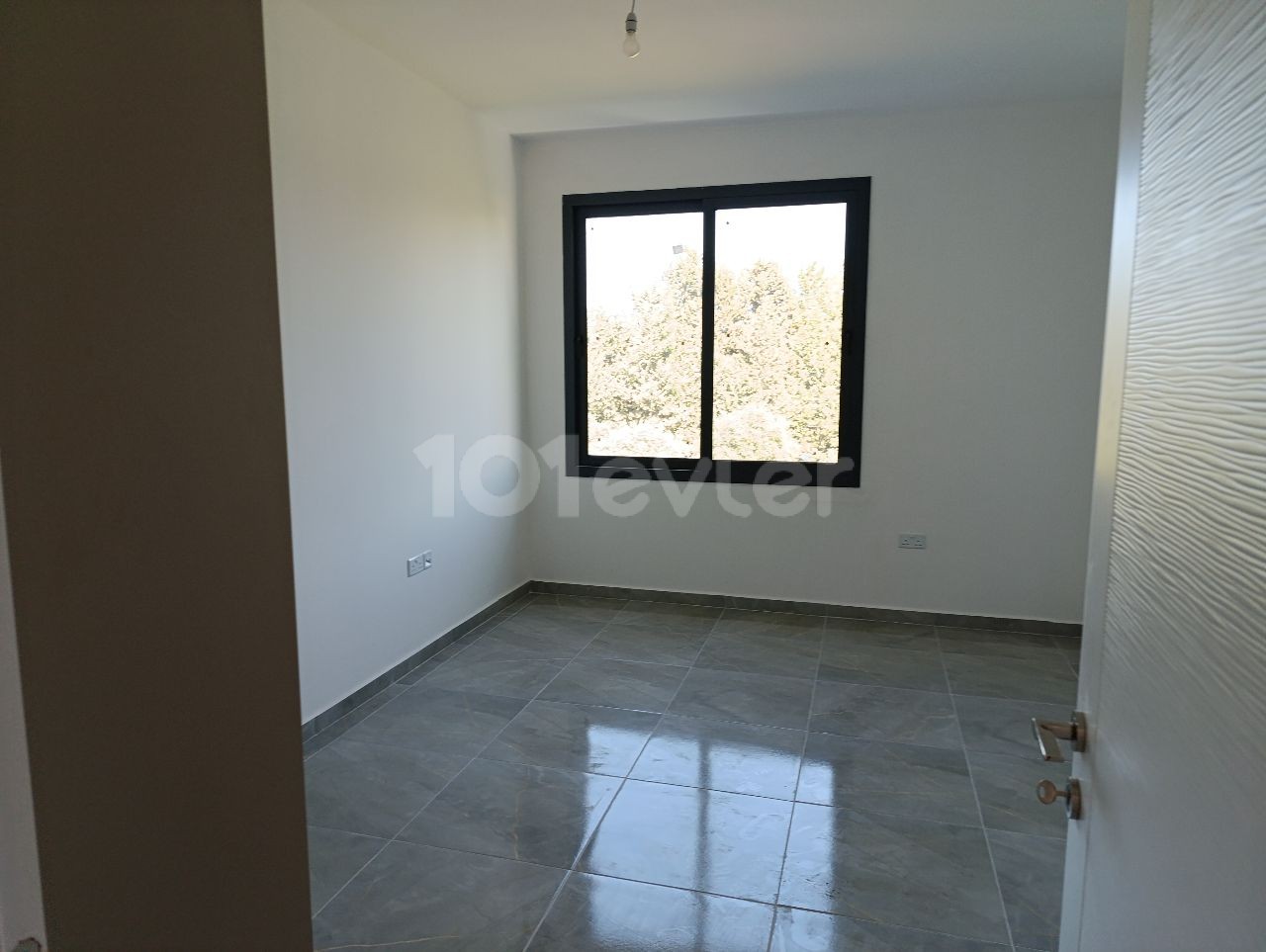 2+1 flat for rent with commercial permit on the main road in Kyrenia Çatalköy.