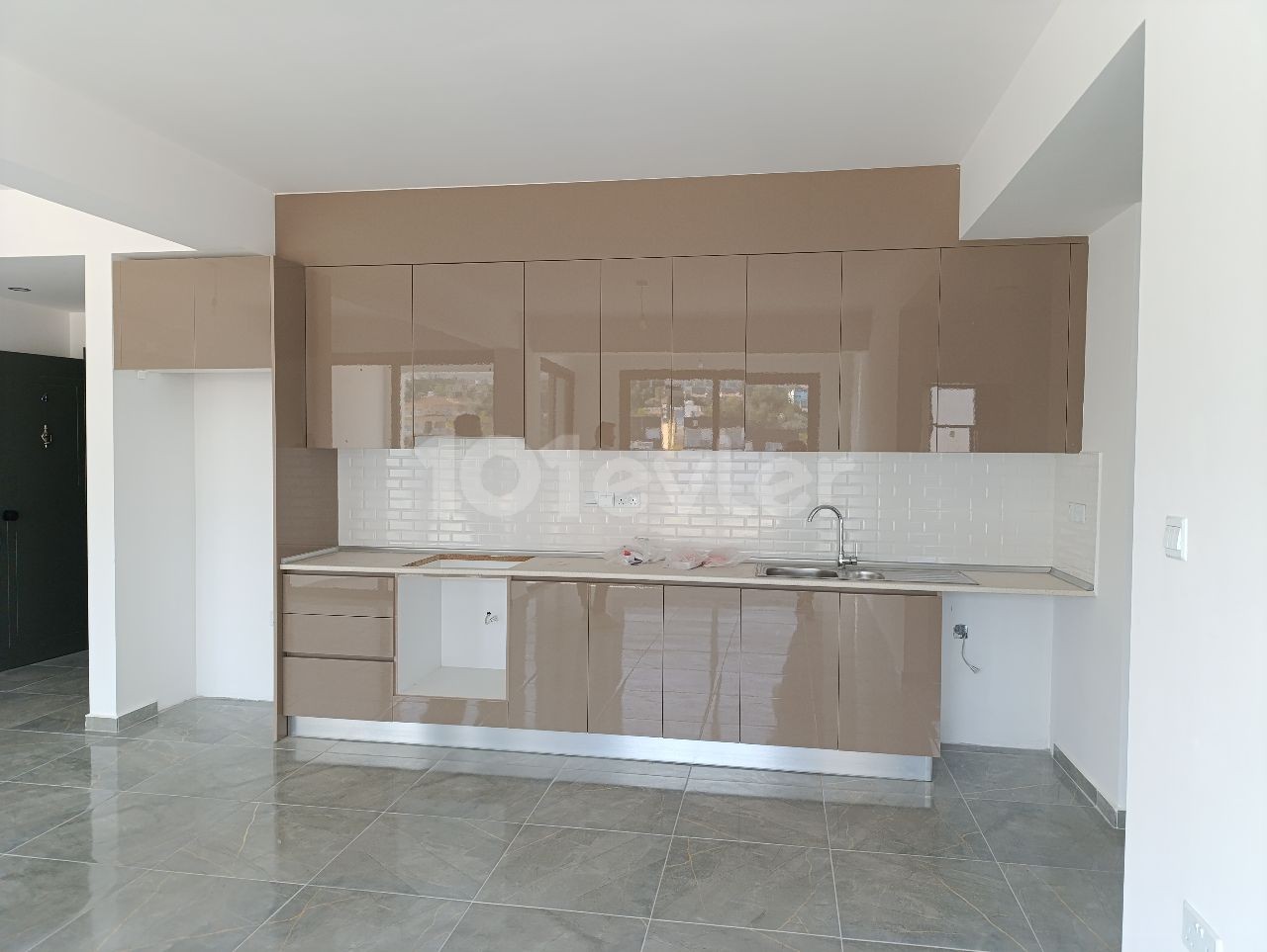 2+1 flat for rent with commercial permit on the main road in Kyrenia Çatalköy.