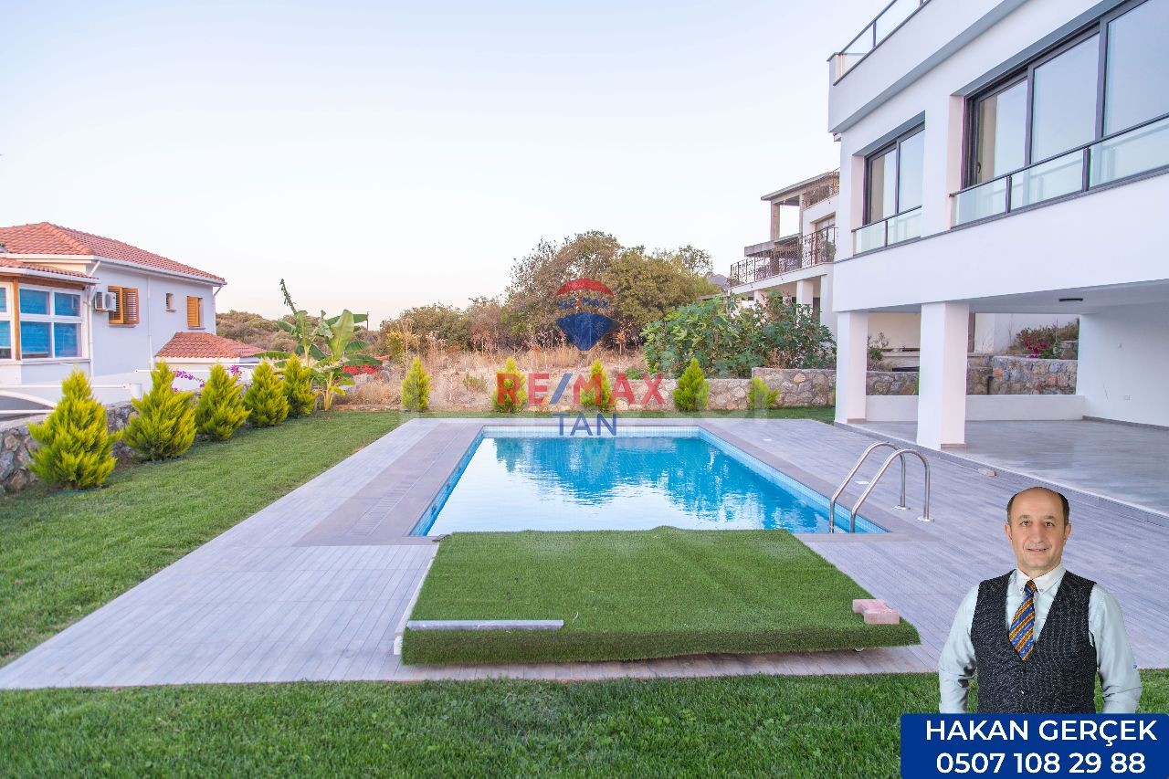 Neue, 420 m2 Villa mit Pool in Karmi, Kyrenia, Zypern ** 