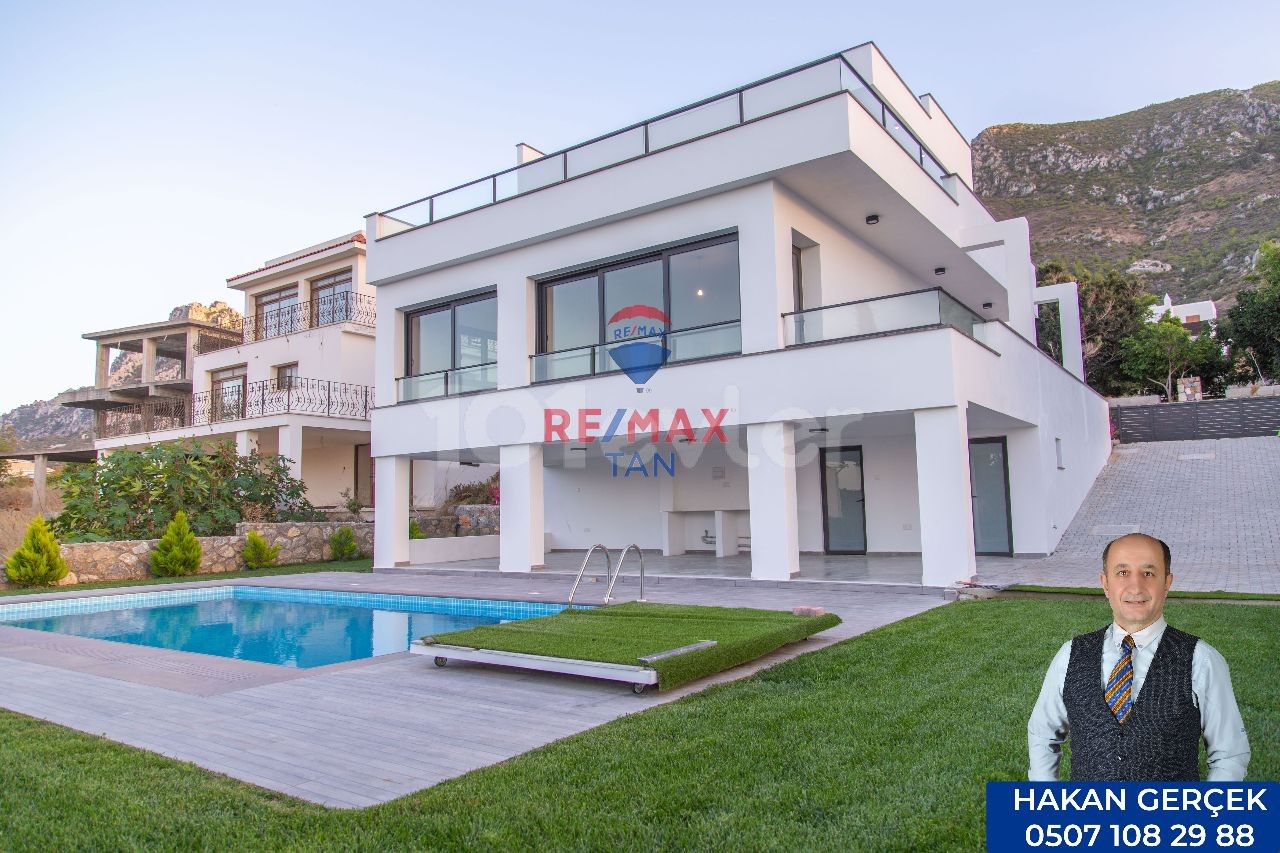 Neue, 420 m2 Villa mit Pool in Karmi, Kyrenia, Zypern ** 