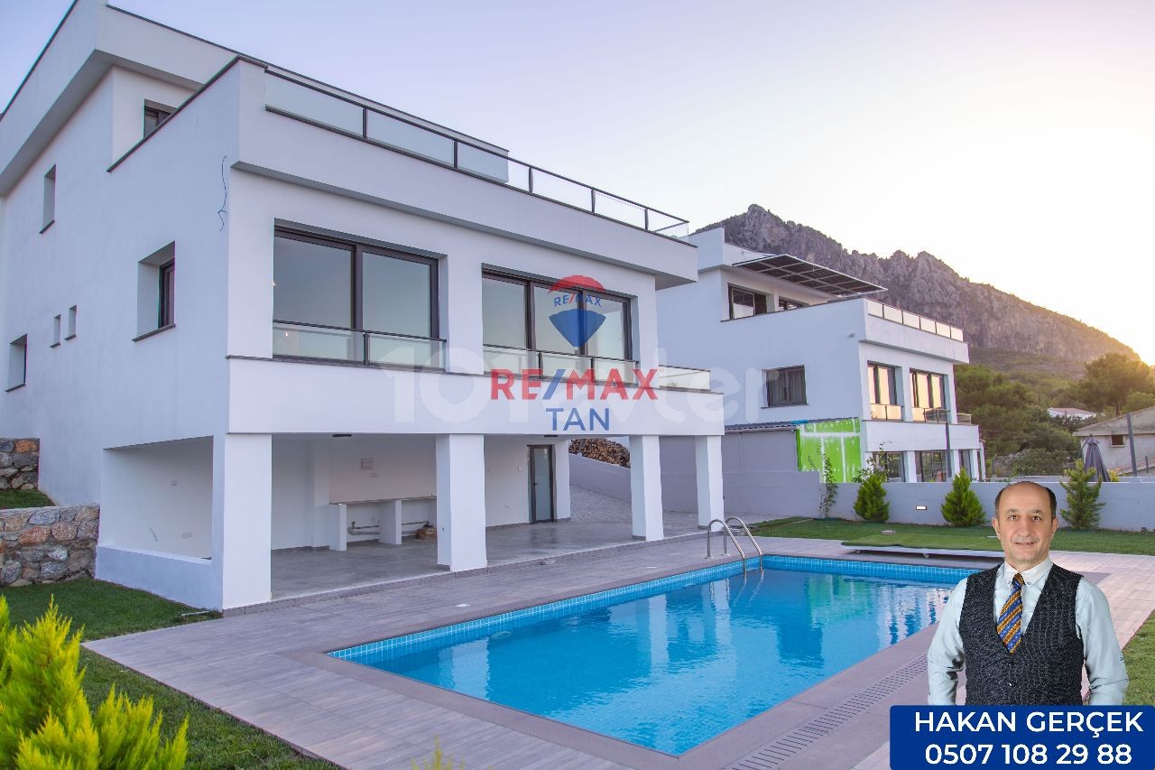 Neue, 420 m2 Villa mit Pool in Karmi, Kyrenia, Zypern ** 