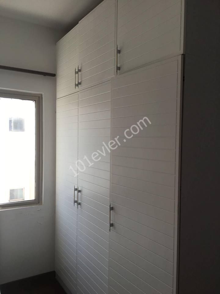 Girnenin en merkezi olan, havuzlu, her yere 1-2 dakika yürüme mesafesi ve ana yol ile otobüs durkalarının yanı başındaki rix abaras sitesinde kiralık 2+1 full eşyalı daire 400STG + 40 stg aidat...  05338376242