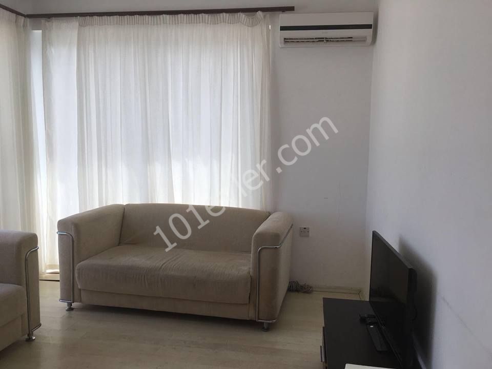 Girnenin en merkezi olan, havuzlu, her yere 1-2 dakika yürüme mesafesi ve ana yol ile otobüs durkalarının yanı başındaki rix abaras sitesinde kiralık 2+1 full eşyalı daire 400STG + 40 stg aidat...  05338376242