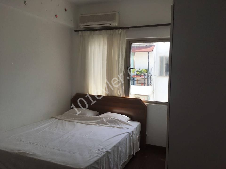 Girnenin en merkezi olan, havuzlu, her yere 1-2 dakika yürüme mesafesi ve ana yol ile otobüs durkalarının yanı başındaki rix abaras sitesinde kiralık 2+1 full eşyalı daire 400STG + 40 stg aidat...  05338376242