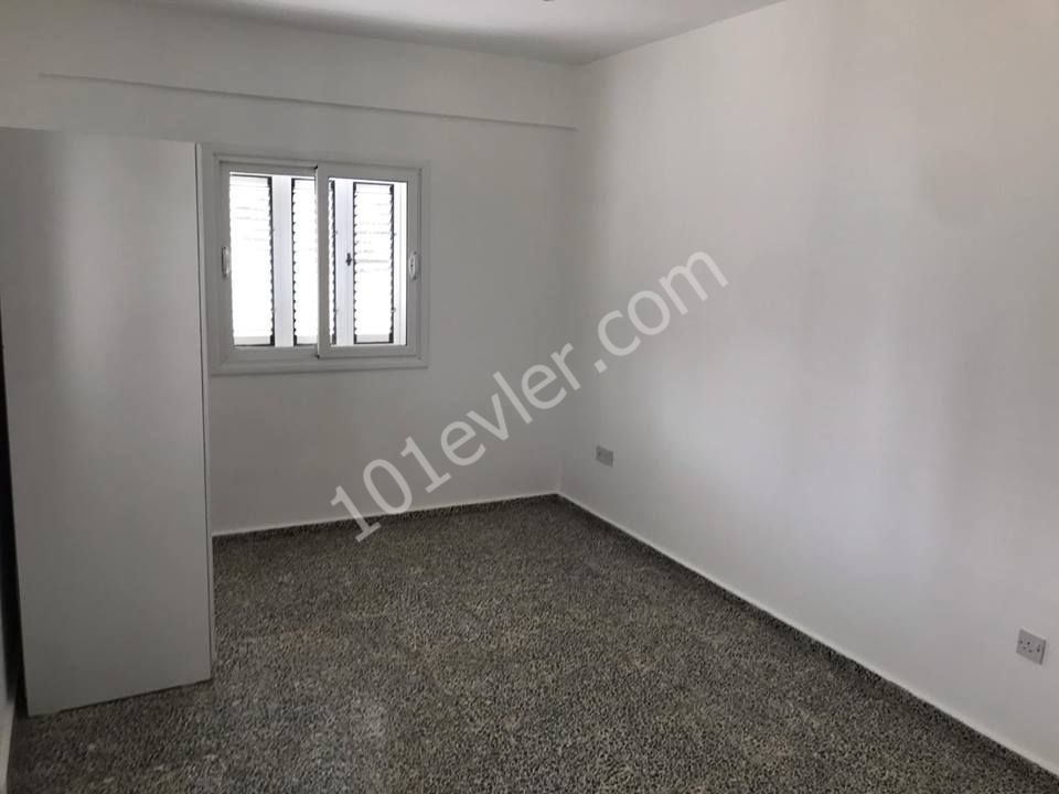 Alsancak'ta 2+1 kiralık 120 m2 müstakil ev 2 dönüm arazisi geniş odaları şöminesi deniz manzarası huzur dolu bir yaşam alanı... 