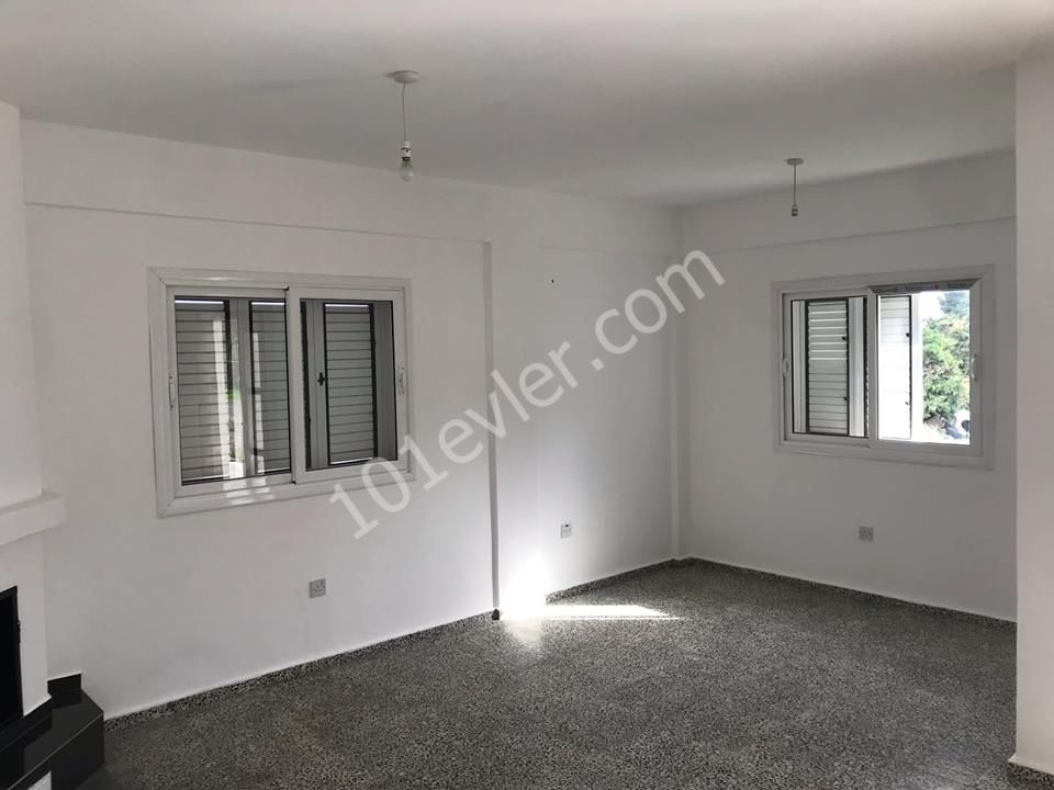 Alsancak'ta 2+1 kiralık 120 m2 müstakil ev 2 dönüm arazisi geniş odaları şöminesi deniz manzarası huzur dolu bir yaşam alanı... 