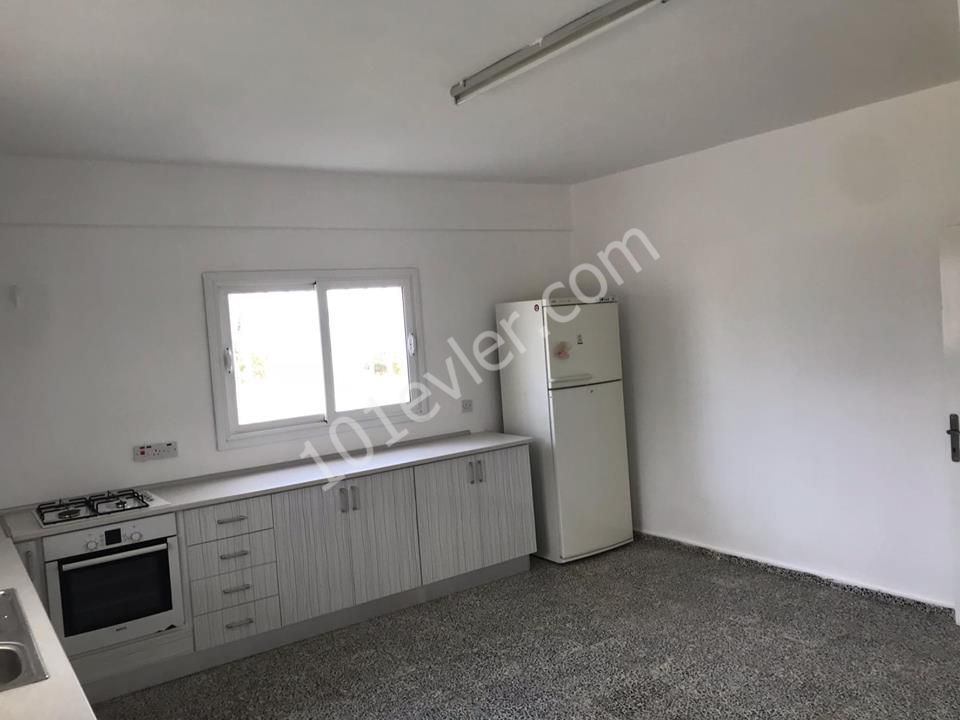 Alsancak'ta 2+1 kiralık 120 m2 müstakil ev 2 dönüm arazisi geniş odaları şöminesi deniz manzarası huzur dolu bir yaşam alanı... 