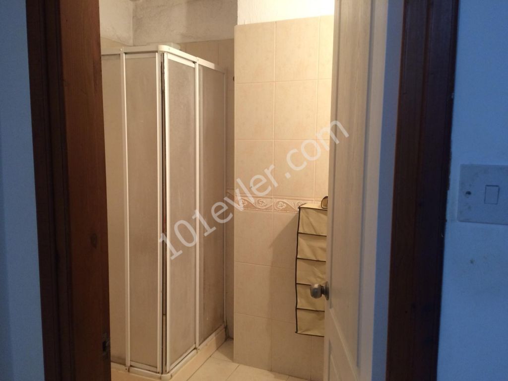 Girne Merkez'de Barbaros market yakınlarında merkezi konumda kiralık full eşyalı 2+1 apartman dairesi. 05338376242