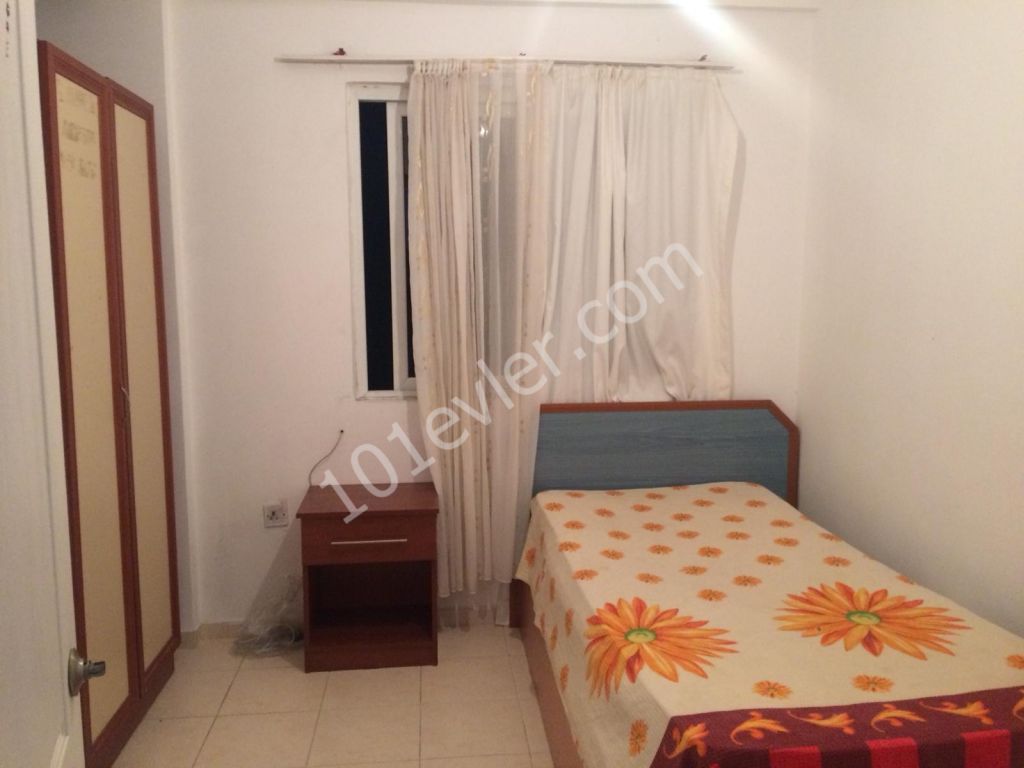 Girne Merkez'de Barbaros market yakınlarında merkezi konumda kiralık full eşyalı 2+1 apartman dairesi. 05338376242