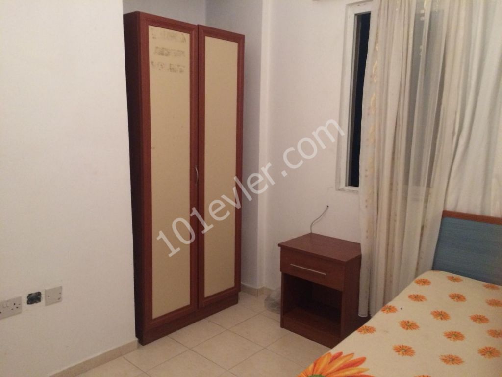 Girne Merkez'de Barbaros market yakınlarında merkezi konumda kiralık full eşyalı 2+1 apartman dairesi. 05338376242