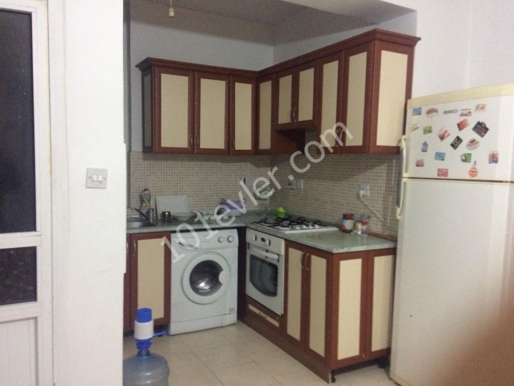 Girne Merkez'de Barbaros market yakınlarında merkezi konumda kiralık full eşyalı 2+1 apartman dairesi. 05338376242