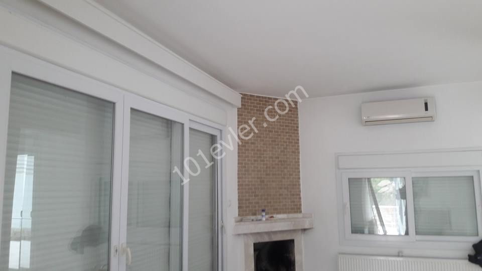 Çatalköy'de 6+2 geniş odaları huzurlu mevkiisi şöminesi merkezi ısıtmalı ve deniz manzarası olan bu villamız kapılarını sizlere açmıştır. 05338445618