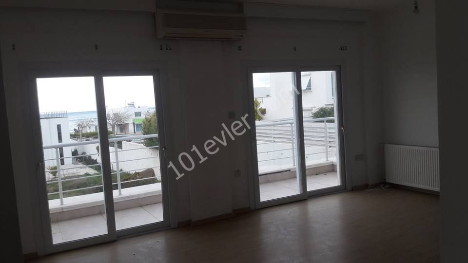 Çatalköy'de 6+2 geniş odaları huzurlu mevkiisi şöminesi merkezi ısıtmalı ve deniz manzarası olan bu villamız kapılarını sizlere açmıştır. 05338445618