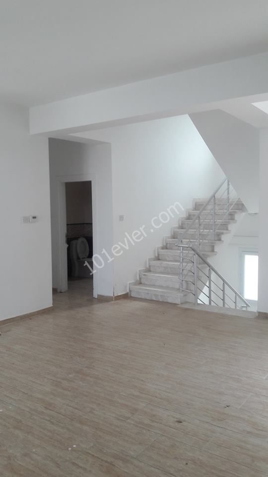 Çatalköy'de 6+2 geniş odaları huzurlu mevkiisi şöminesi merkezi ısıtmalı ve deniz manzarası olan bu villamız kapılarını sizlere açmıştır. 05338445618