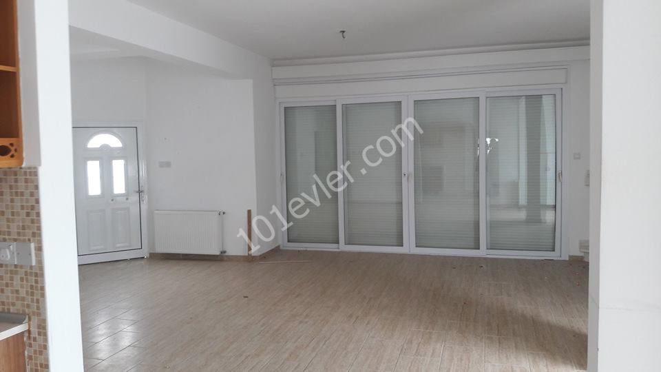 Çatalköy'de 6+2 geniş odaları huzurlu mevkiisi şöminesi merkezi ısıtmalı ve deniz manzarası olan bu villamız kapılarını sizlere açmıştır. 05338445618