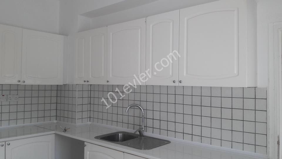 Çatalköy'de 6+2 geniş odaları huzurlu mevkiisi şöminesi merkezi ısıtmalı ve deniz manzarası olan bu villamız kapılarını sizlere açmıştır. 05338445618