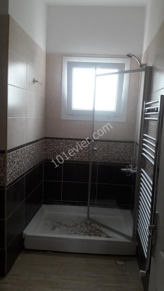 Çatalköy'de 6+2 geniş odaları huzurlu mevkiisi şöminesi merkezi ısıtmalı ve deniz manzarası olan bu villamız kapılarını sizlere açmıştır. 05338445618