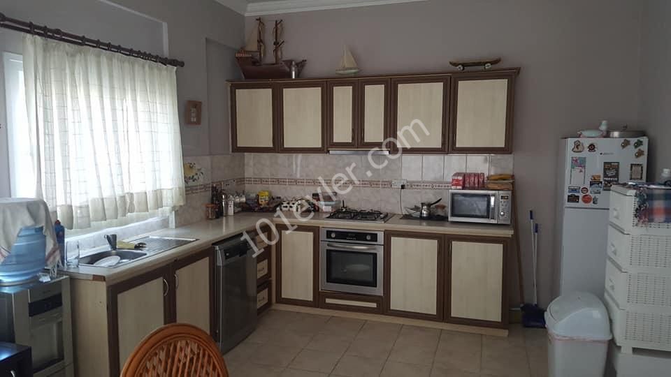 Girne Merkez'de Barış Parkı civarı servis duraklarına ve tüm imkanlara yakın 2+1 apartman dairesi 2500 TL. 05338376242