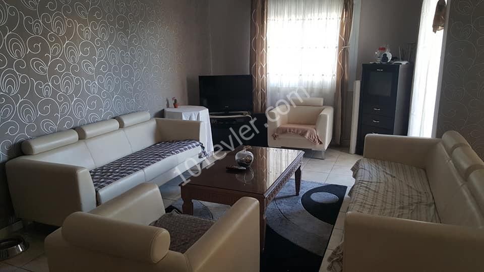 Girne Merkez'de Barış Parkı civarı servis duraklarına ve tüm imkanlara yakın 2+1 apartman dairesi 2500 TL. 05338376242