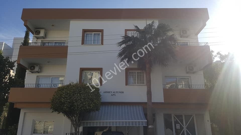 Girne Merkez'de Barış Parkı civarı servis duraklarına ve tüm imkanlara yakın 2+1 apartman dairesi 2500 TL. 05338376242