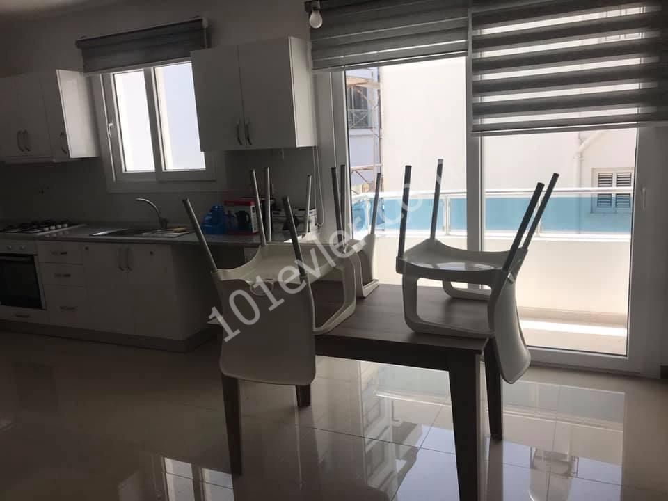 Girne Merkez'de 2+1 kiralık yeni apartman dairesi. 05338445618