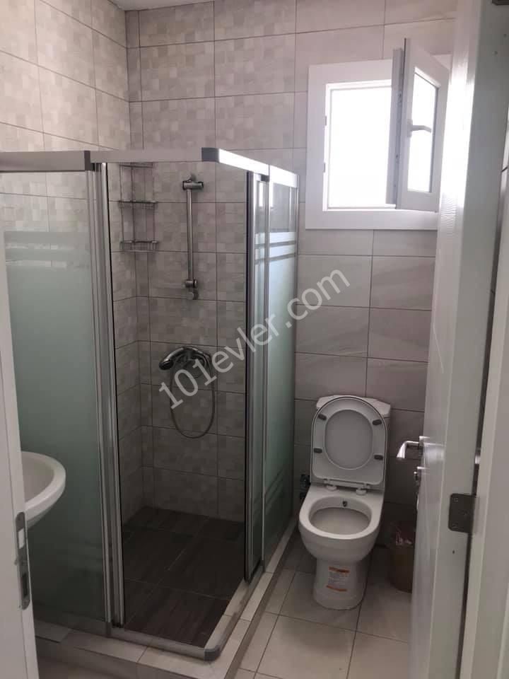 Girne Merkez'de 2+1 kiralık yeni apartman dairesi. 05338445618