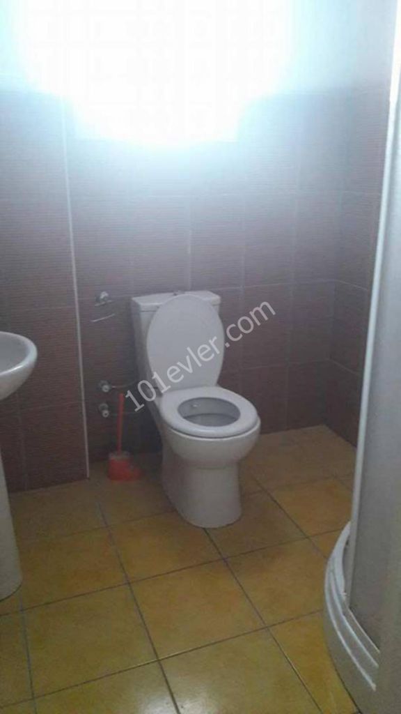 Girne Merkez'de Koton Mağazı üstünde kiralık 2+1 daire.05338376242