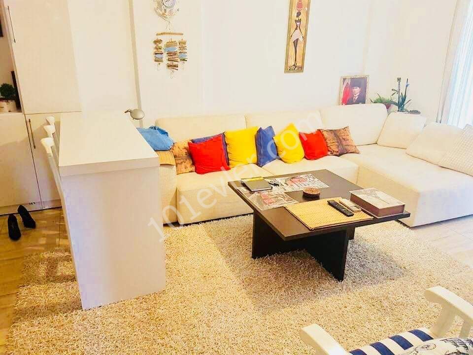 Girne Merkez'de Türk Mahallesinde full lüx modern eşyalı kiralık  2+1 daire. 05338445618