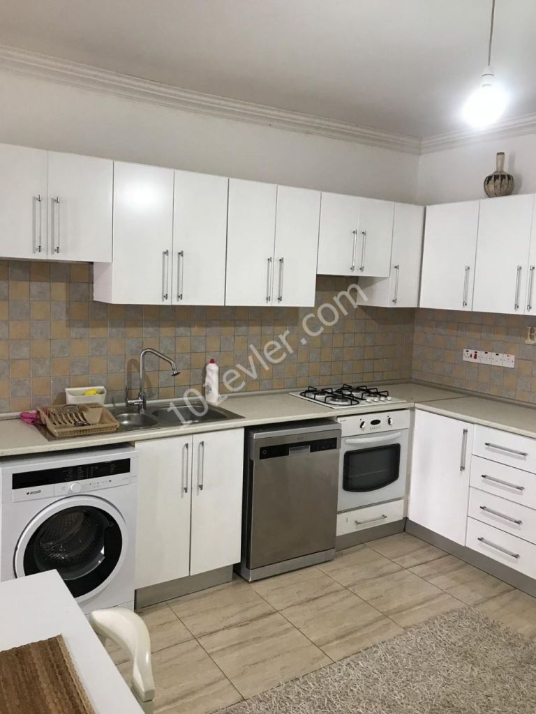 Girne Merkez'de Türk Mahallesinde full lüx modern eşyalı kiralık  2+1 daire. 05338445618