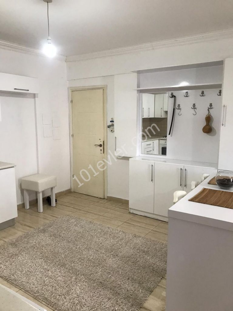 Girne Merkez'de Türk Mahallesinde full lüx modern eşyalı kiralık  2+1 daire. 05338445618