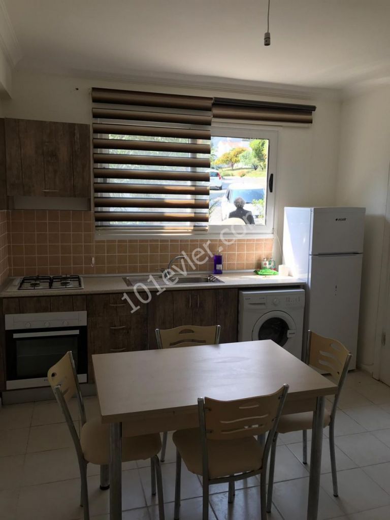 Girne Edremit'te havuzlu site içerisinde kiralık 2+1 apartman dairesi 300 STG.05338376242