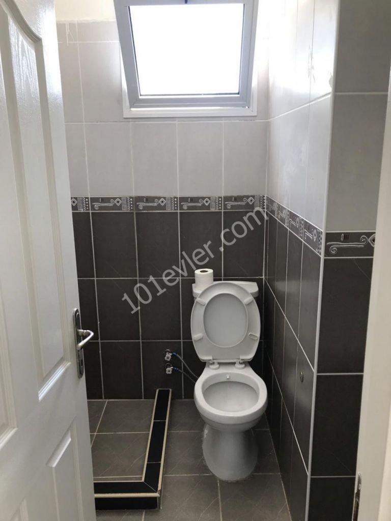 Girne Edremit'te havuzlu site içerisinde kiralık 2+1 apartman dairesi 300 STG.05338376242