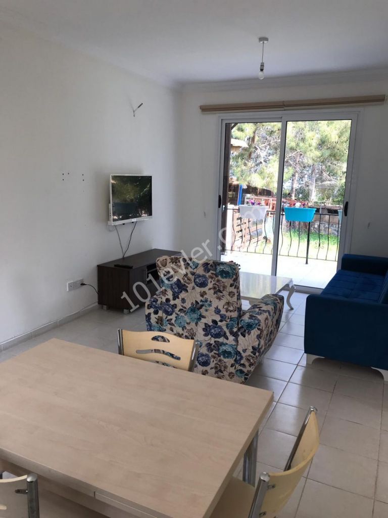 Girne Edremit'te havuzlu site içerisinde kiralık 2+1 apartman dairesi 300 STG.05338376242