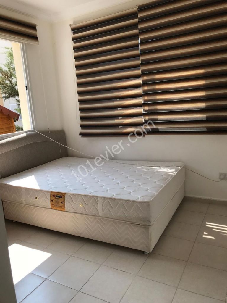 Girne Edremit'te havuzlu site içerisinde kiralık 2+1 apartman dairesi 300 STG.05338376242