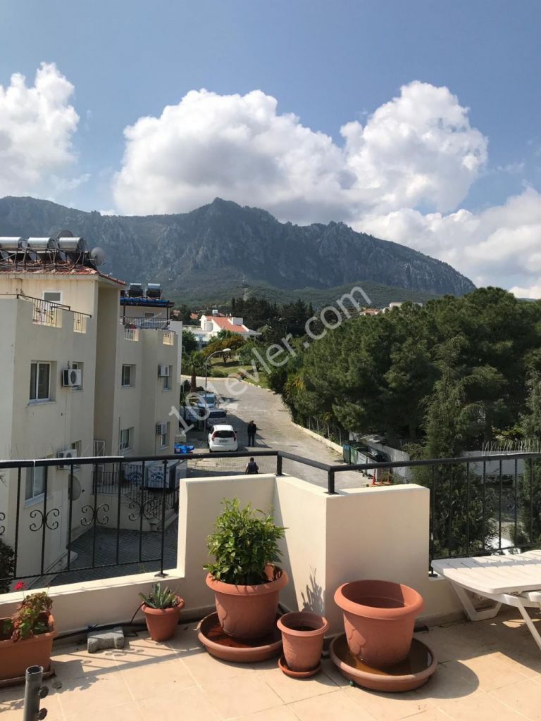 Girne Edremit'te havuzlu site içerisinde kiralık 2+1 apartman dairesi 300 STG.05338376242