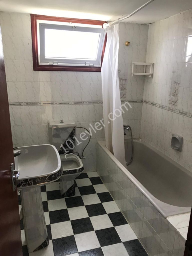 Alsancak'ta yarım dönüm arazi içerisinde şömineli deniz manzaralı geniş salon ve mutfaklı 3+1 kiralık villa. 05338445618