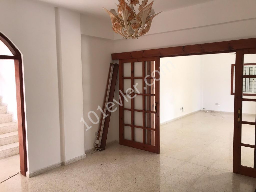 A 3 + 1 villa for rent with a kitchen and a spacious living room with a fireplace overlooking the sea on half an acre of land in Alsancak. 05338445618 ** 