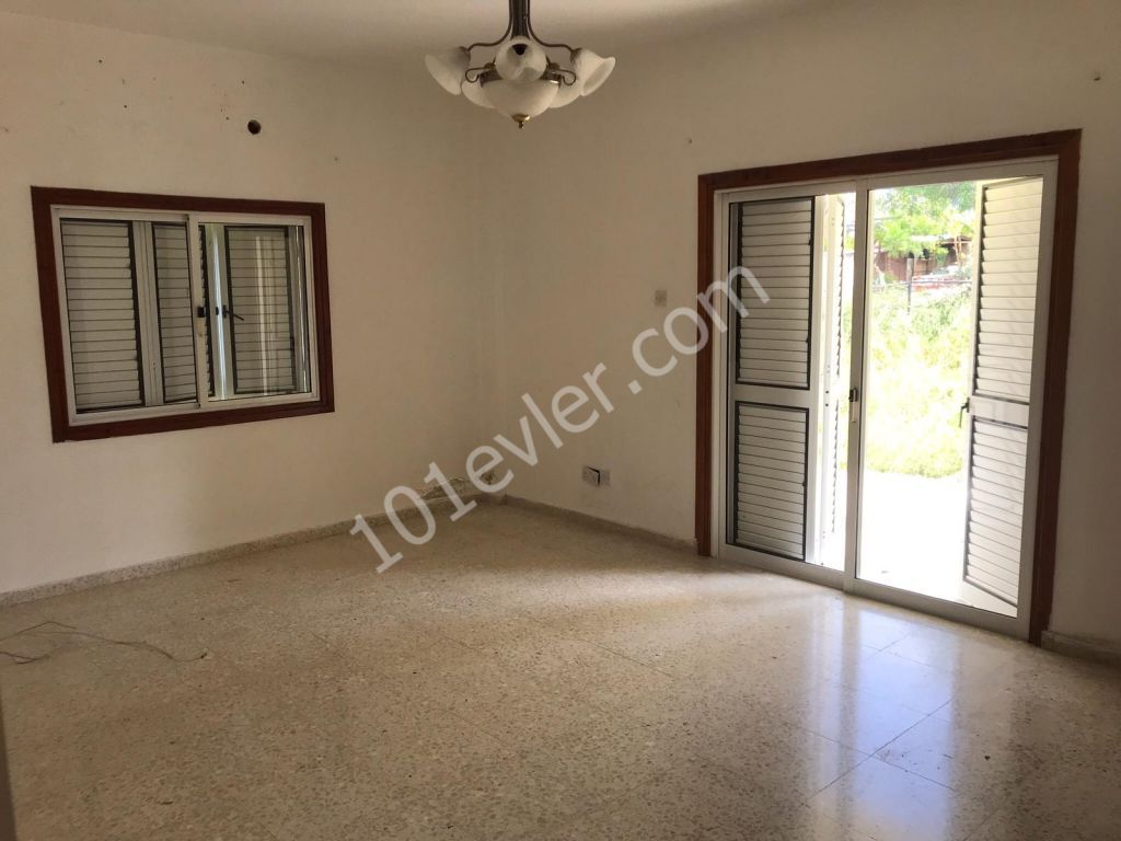 A 3 + 1 villa for rent with a kitchen and a spacious living room with a fireplace overlooking the sea on half an acre of land in Alsancak. 05338445618 ** 