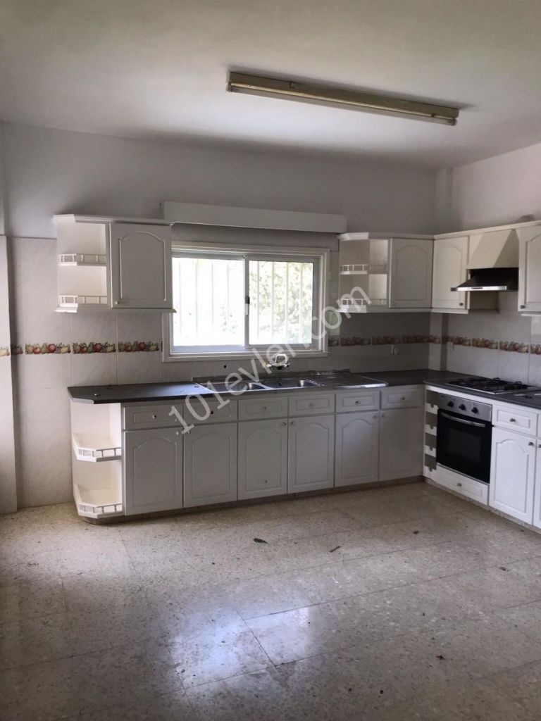 A 3 + 1 villa for rent with a kitchen and a spacious living room with a fireplace overlooking the sea on half an acre of land in Alsancak. 05338445618 ** 