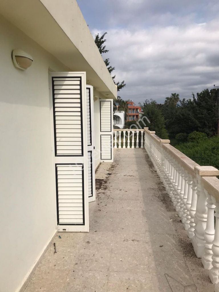 A 3 + 1 villa for rent with a kitchen and a spacious living room with a fireplace overlooking the sea on half an acre of land in Alsancak. 05338445618 ** 