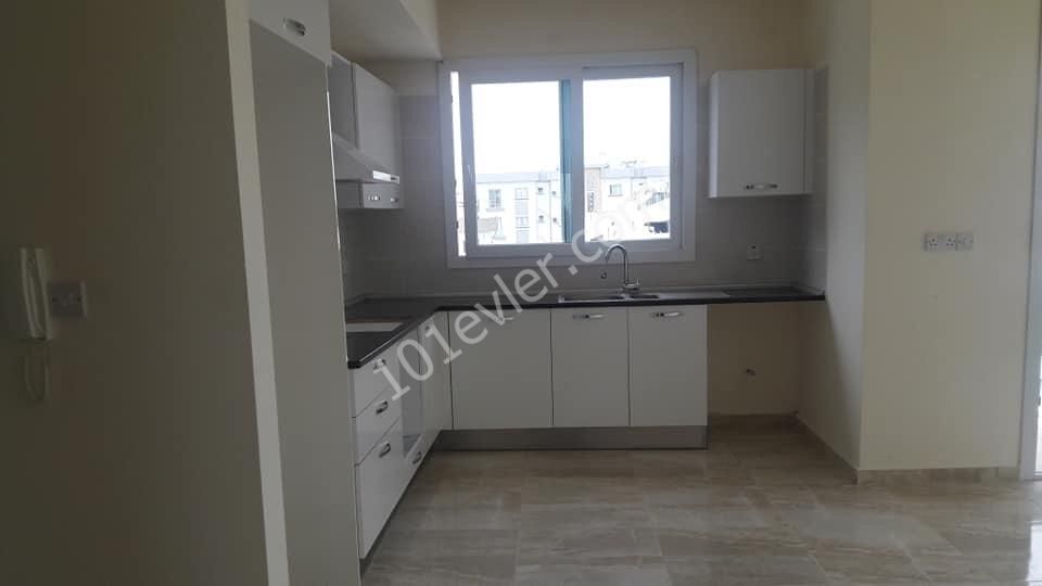 Girne Merkez'de satılık 3+1 130mt2 balkonlu Türk Koçanlı daire. 05338445618