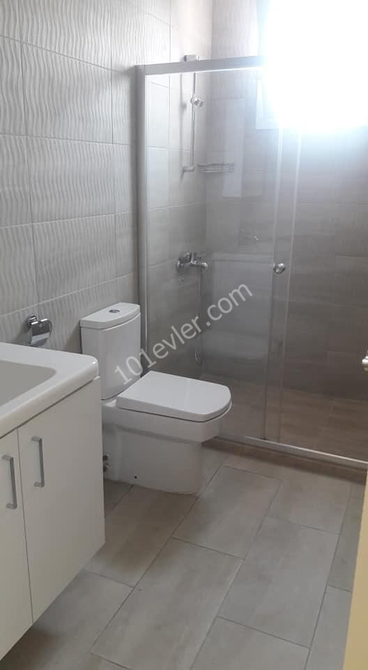 Girne Merkez'de satılık 3+1 130mt2 balkonlu Türk Koçanlı daire. 05338445618