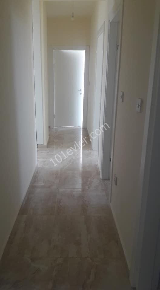 Girne Merkez'de satılık 3+1 130mt2 balkonlu Türk Koçanlı daire. 05338445618