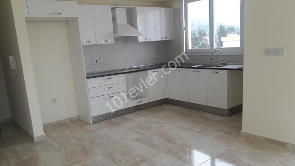 Girne Merkez'de satılık 3+1 130mt2 balkonlu Türk Koçanlı daire. 05338445618