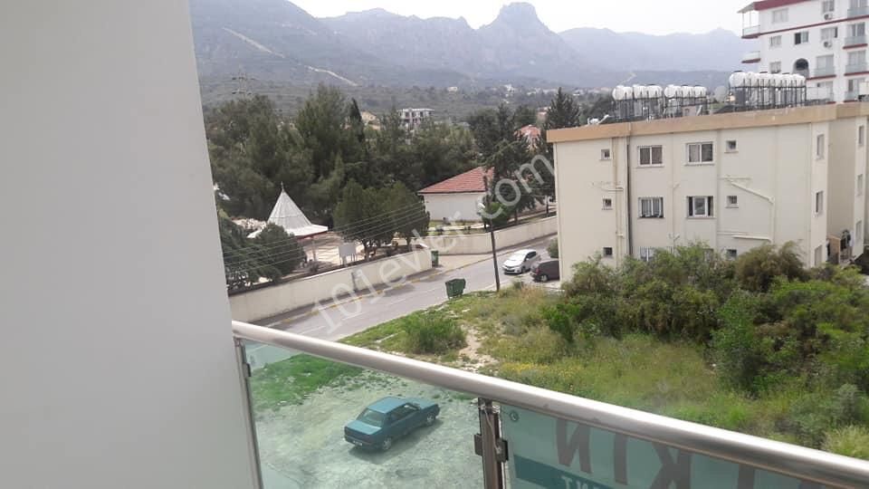 Girne Merkez'de satılık 3+1 130mt2 balkonlu Türk Koçanlı daire. 05338445618