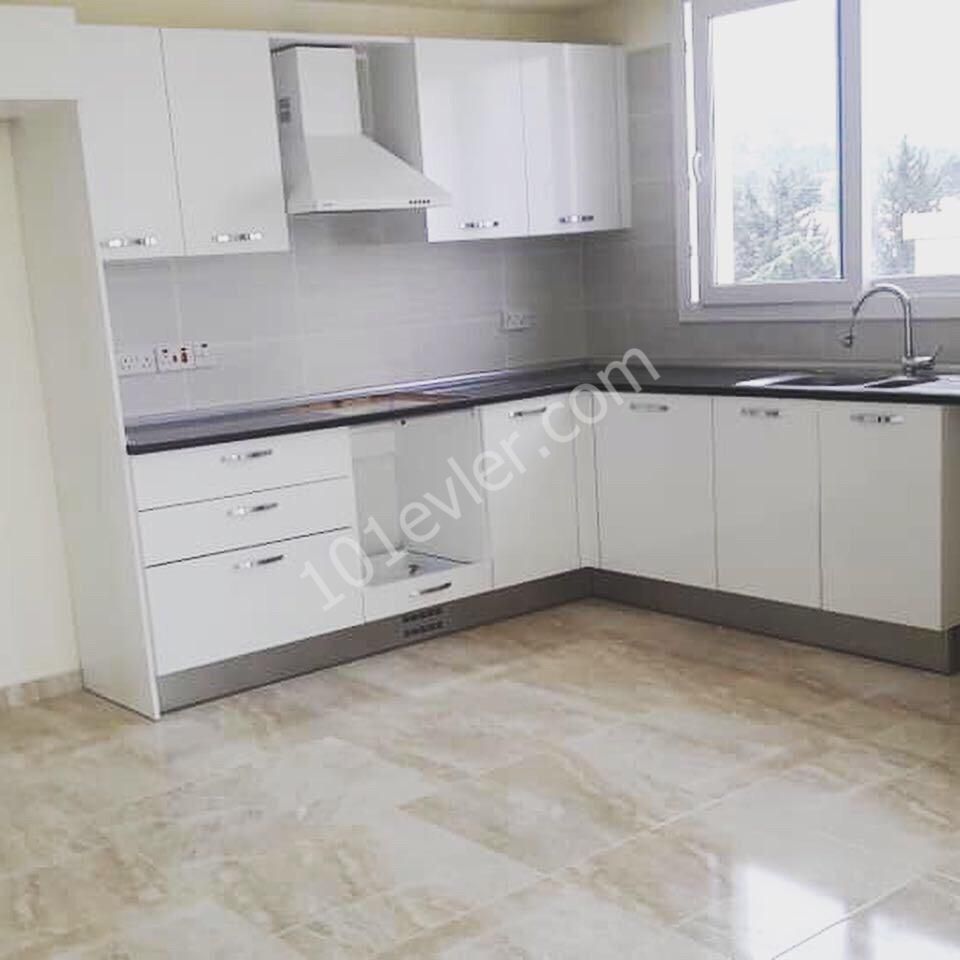 Girne Merkez'de satılık 3+1 130mt2 balkonlu Türk Koçanlı daire. 05338445618