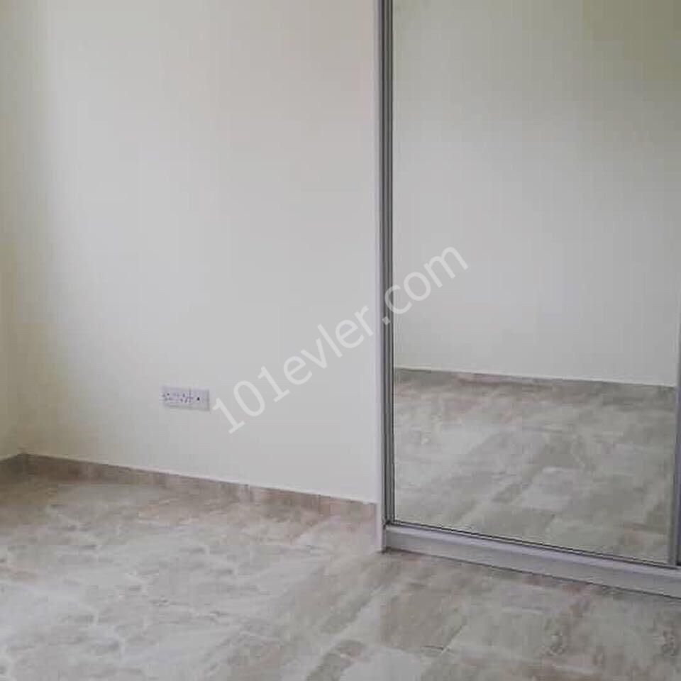 Girne Merkez'de satılık 3+1 130mt2 balkonlu Türk Koçanlı daire. 05338445618